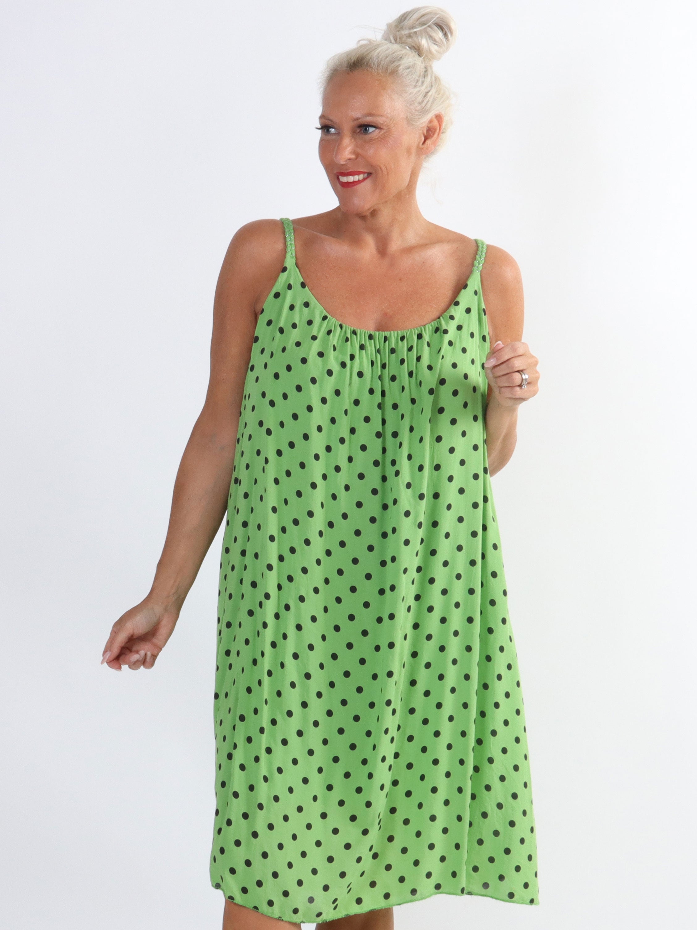 Annie Dot - Prikket plus size kjole i viskose med flettet stropper